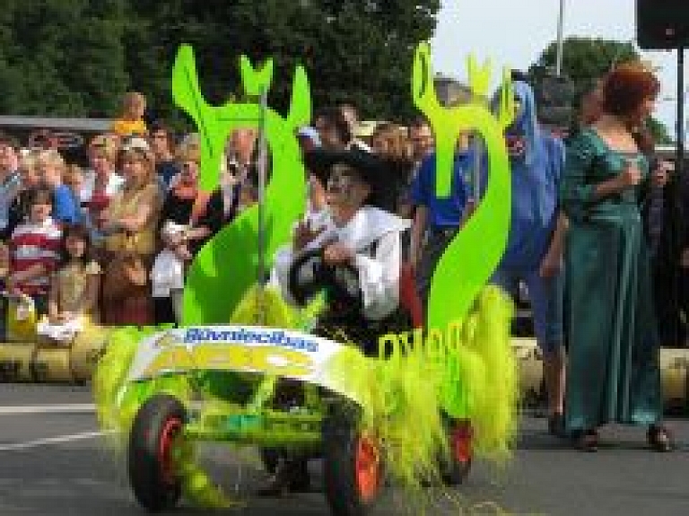 Rīgas Svētkos atkal notiks pašdarināto braucamrīku festivāls (galerija)