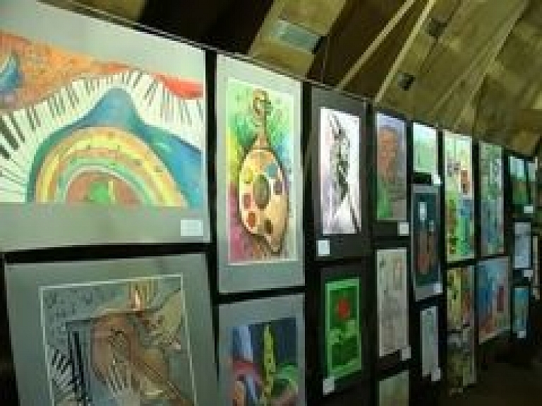 Jēkabpils apkārtnes skolēni lepojas ar vizuālās mākslas darbu izstādi (video)