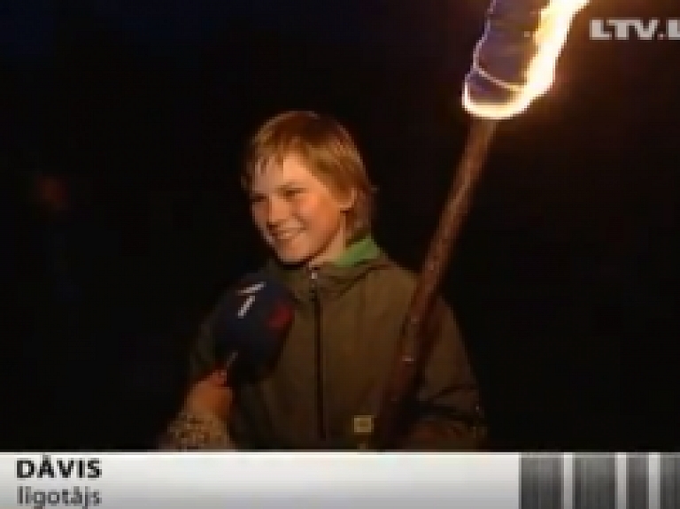 Turaidā atzīmē vasaras saulgriežus pēc seno latviešu tradīcijām (video)