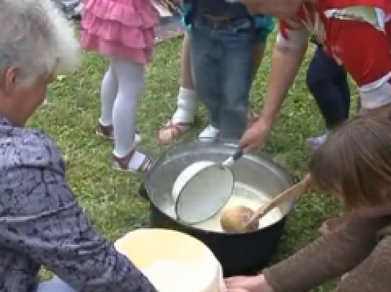 Saimnieces sien Jāņu sieru un gaida Līgo svētkus (video)