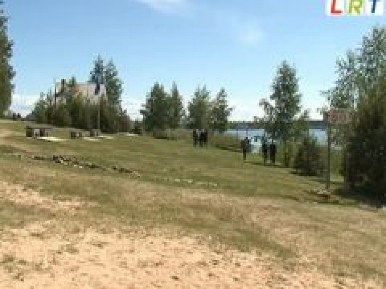 Radžu ūdenskrātuves pludmalē atkal plīvo Zilais karogs (video)