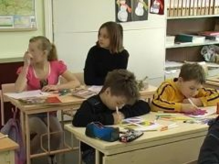 Līvānu novada skolēni vasaras nometnē apgūst amata prasmes (video)