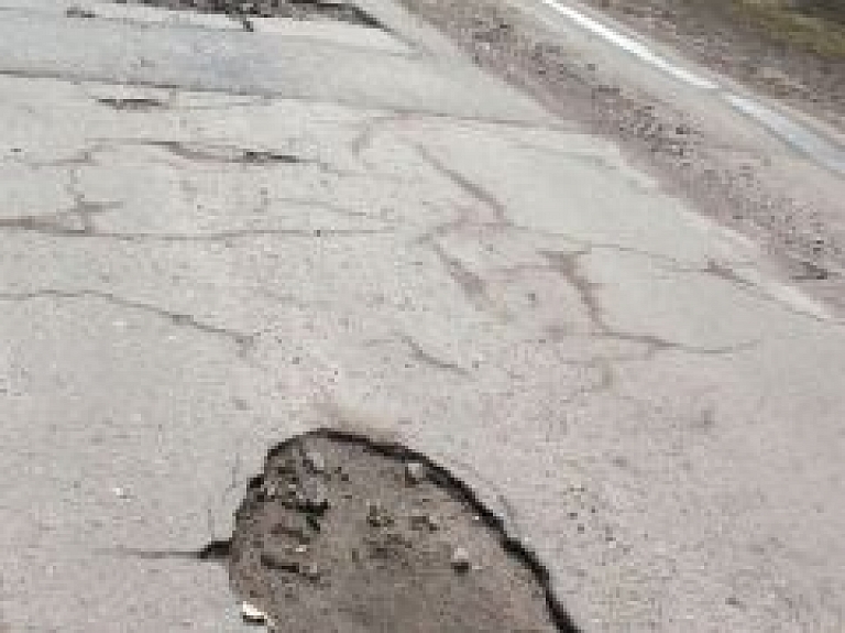 Autoceļam Smiltene-Branti-Rauna tuvākajā nakotnē segumu nemainīs