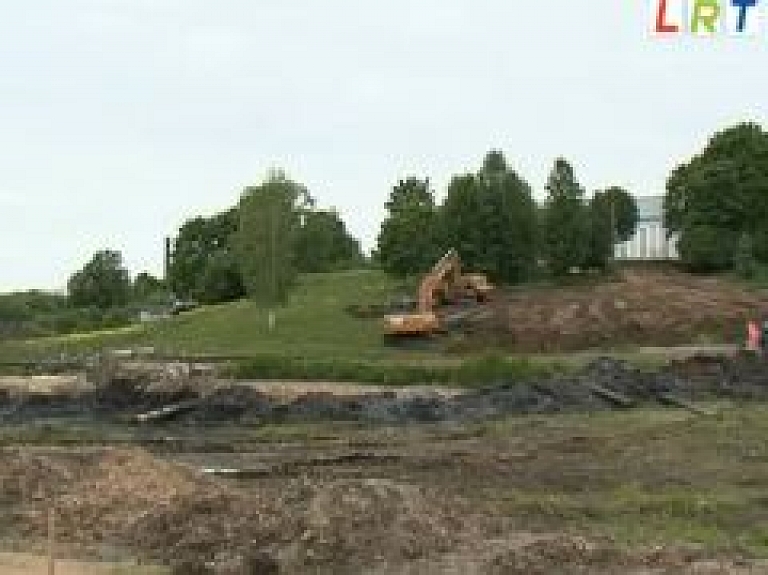 Festivāla parkā notiek rekonstrukcijas darbi (video)