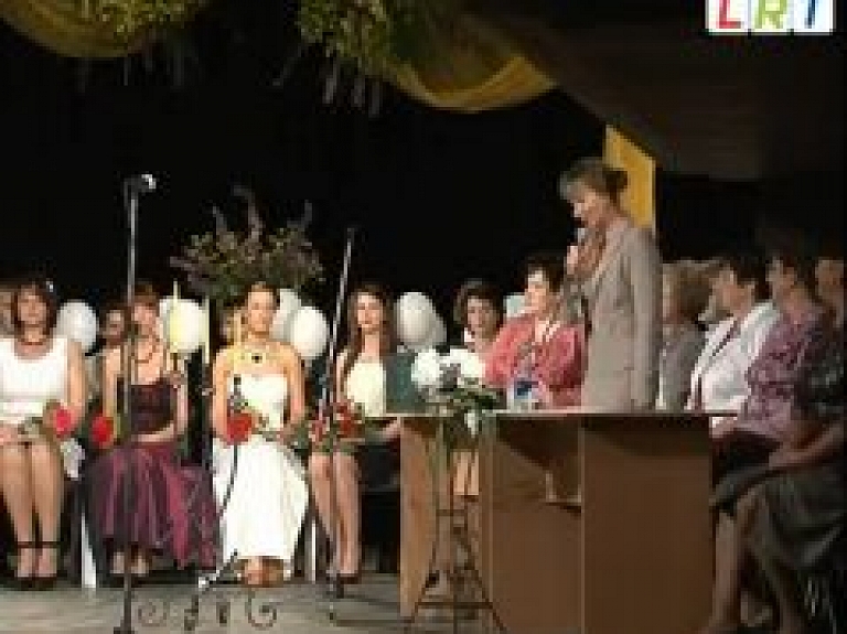 Rēzeknes 3.vidusskolā izlaidumu svin 18 jaunieši (video)
