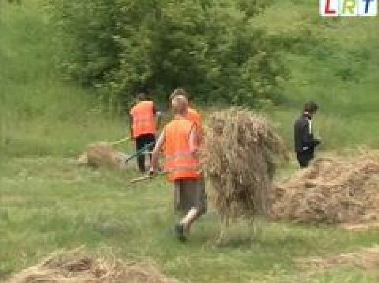 Vasarā Daugavpils jaunieši strādā pašvaldības uzņēmumos (video)