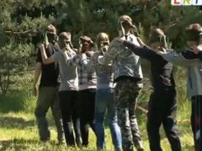 Kapukalnā aizvadīts Jaunsargu salidojums - sacensības (video)