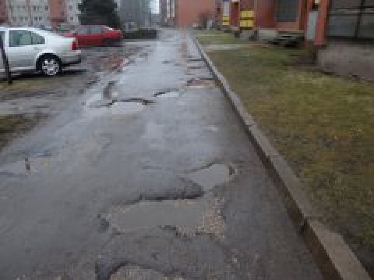 Siguldā vienojas par daudzdzīvokļu māju piebraucamo ceļu remontu