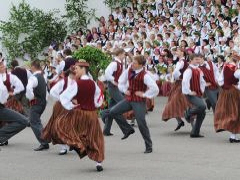 Rīgas dzelzceļa stacijā ielīgos nākamos Dziesmu un deju svētkus