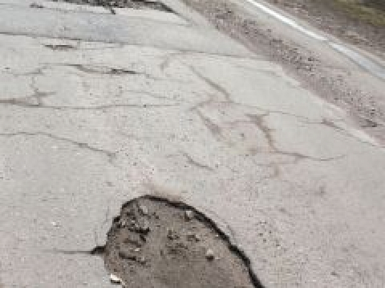 Autoceļu Cēsis-Vecpiebalga turpinās lāpīt