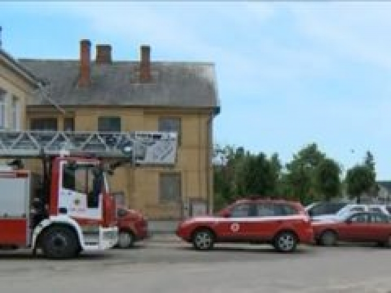 Valkā ar diviem ugunsdzēsēju depo ir par maz (video)