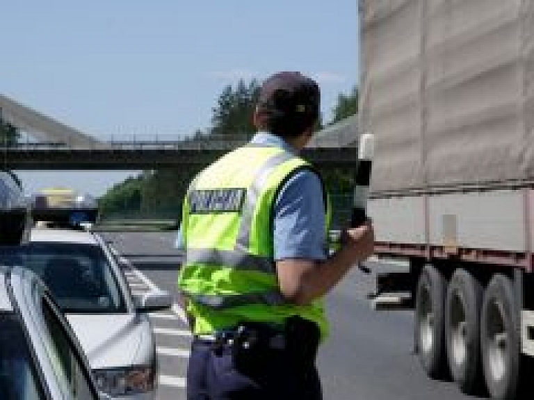 Policija dzērājšoferus aktīvāk tvarstīs gan pirms, gan pēc Jāņiem (video)