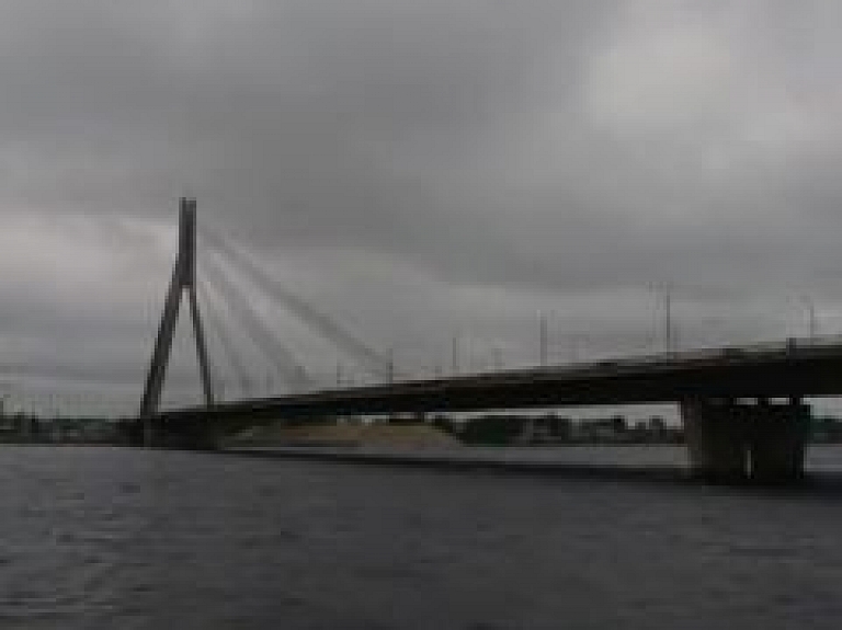 Vanšu tiltam izveidos daudzpakāpju aizsardzības sistēmu (video)