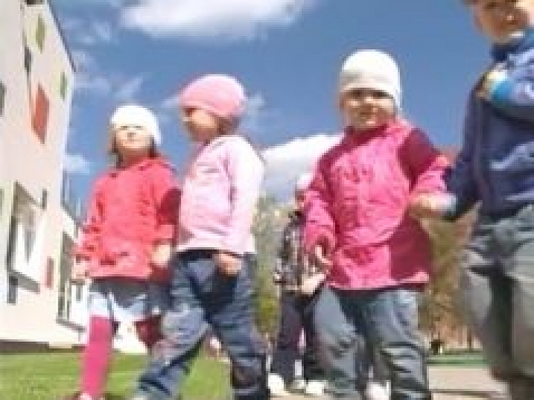 Rīgā maksās pabalstu tiem, kuru bērni sāks gaitas privātā bērnudārzā (video)