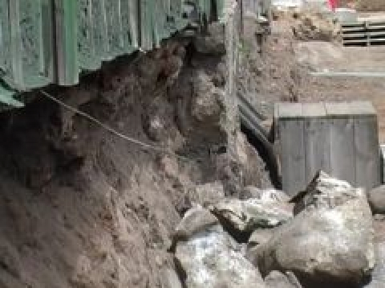 Jēkabpilī ielas remonta laikā iebrūk mājas pamati (video)