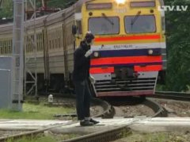 Aicina cilvēkus pievērst uzmanību drošībai uz dzelzceļa (video)
