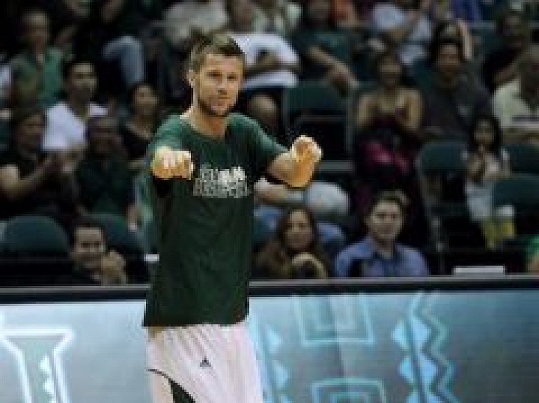 "Hawaii Warriors" basketbolists: bumba visur ir vienlīdz apaļa (video)