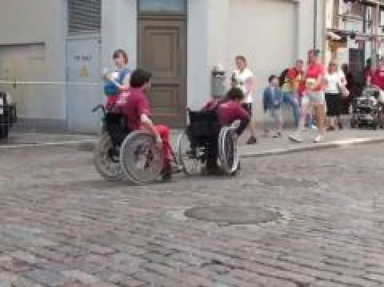 "Nordea" maratonā izkrīt no ratiem (video)