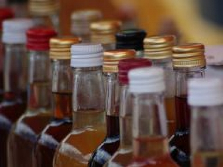 Ražotāji: akcīzes politika veicinājusi kontrabandas alkohola popularitāti