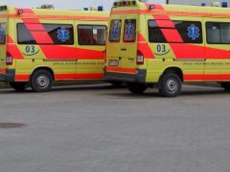 Mediķi aicina uzmanīties no karstuma (video)