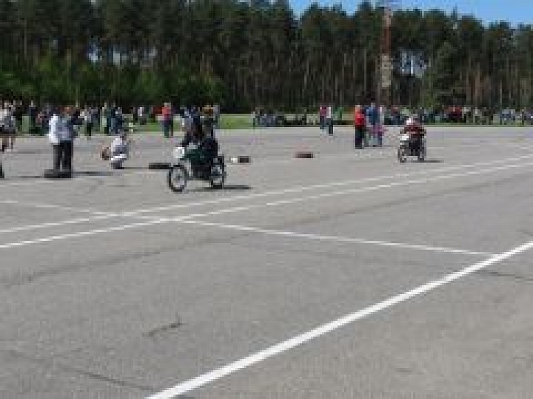 "Zelta Mopēds" Biķerniekos pulcē teju 70 dalībniekus