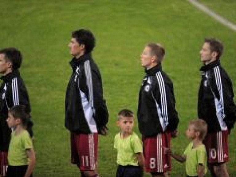 Futbola izlases spēlētāji sveiks FK "Miko" sadraudzības festivāla dalībniekus