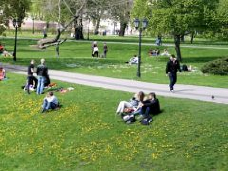 Jaunieši Latvijā smēķē un lieto alkoholu biežāk, nekā sporto (video)