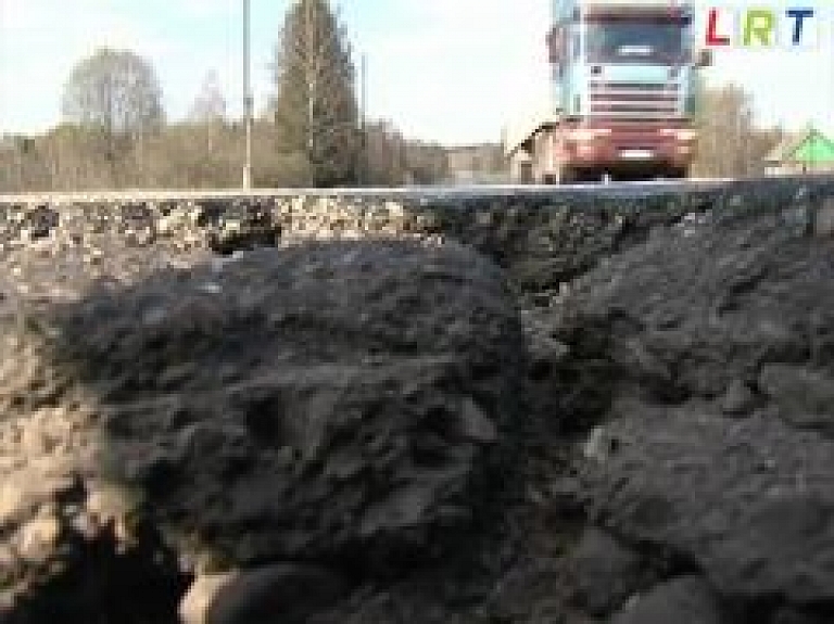 Autoceļa Krāslava - Aglona kritiskais stāvoklis apdraud uzņēmējdarbību (video)