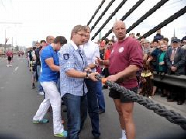 Virves vilkšanā uzvar Daugavas labā krasta komanda (video) - papildināts