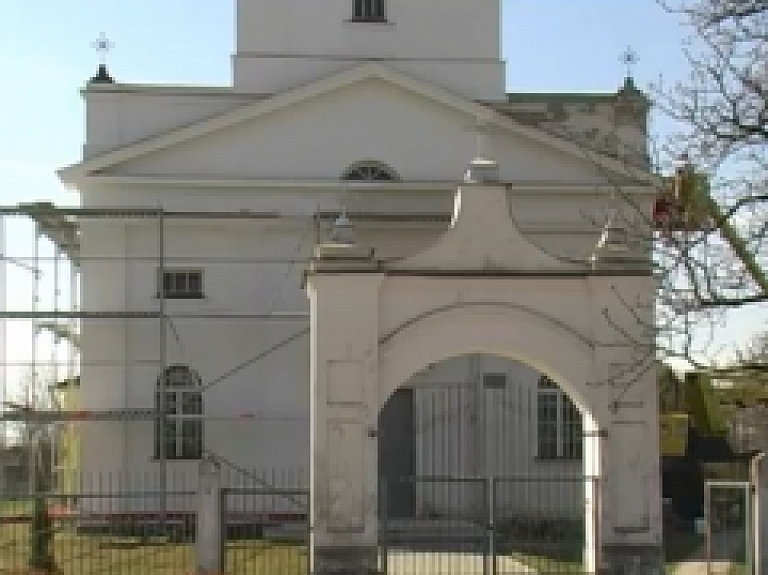 Atjauno Rudzātu Svētā Jēkaba Romas katoļu baznīcu (video)