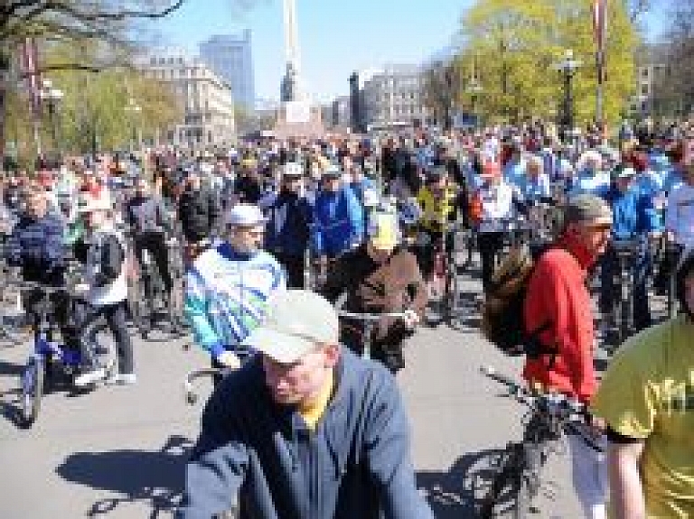 Rīgas veloparāde pulcē ap 1000 velobraucēju (video) - papildināts