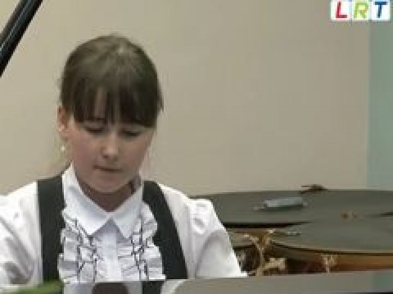 Balvu mūzikas skolā noslēdzies Jauno pianistu konkurss (video)