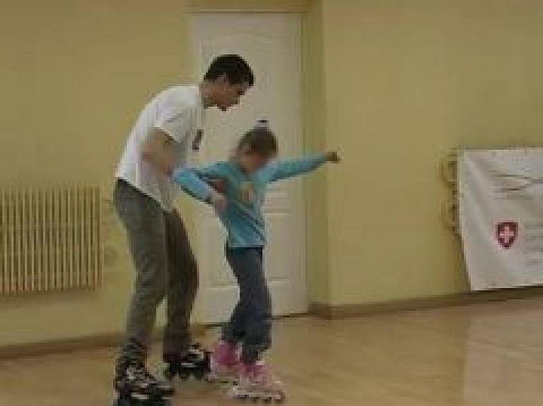 Jēkabpils bērni un jaunieši apgūst skrituļslidošanu un dīdžeja prasmes (video)