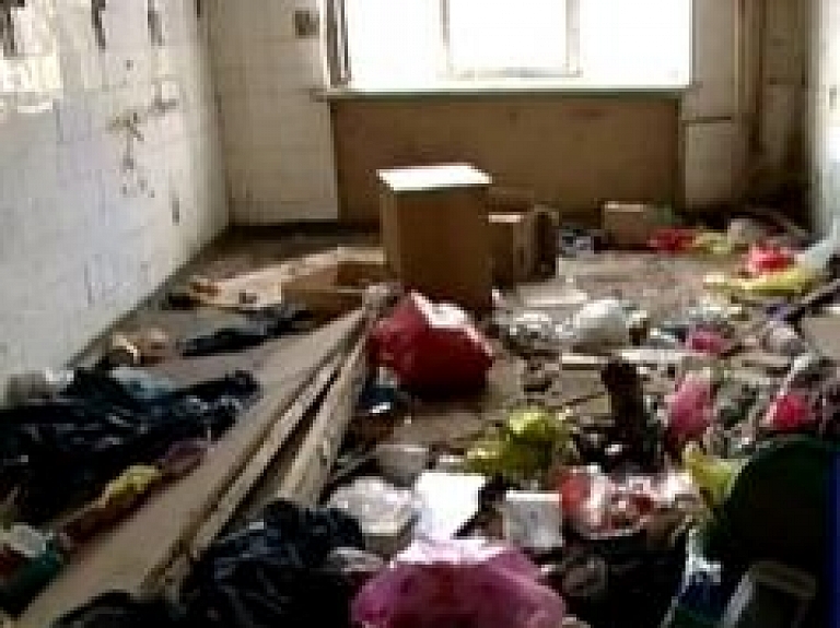 Rīgas pašvaldībai piederošu īpašumu bezpajumtnieki pārvērš par graustu (video)
