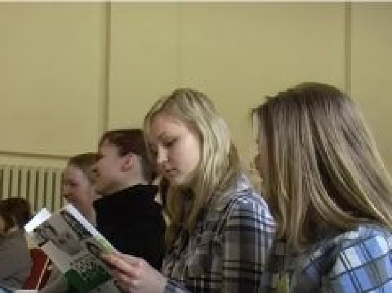 Jēkabpils novada jauniešiem pārbauda zināšanas ekonomikā (video)