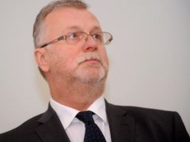 Dainim Dukuram piešķirts Triju Zvaigžņu ordenis