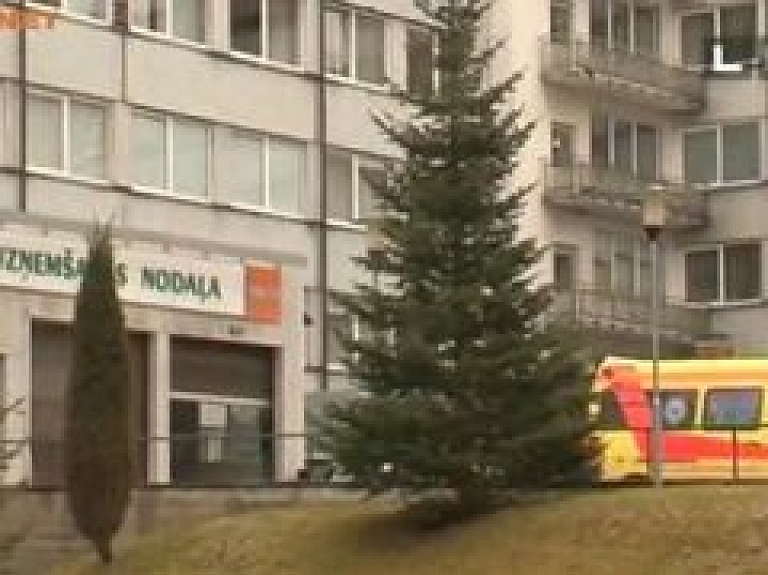 Vidzemes slimnīcā miris aprūpes centrā "Rūja" novārgušais puisis (video)