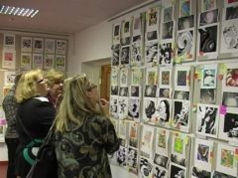Jēkabpilī Mākslas skolu pedagogi vērtē audzēkņu darbus (video)
