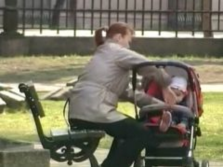 Ventspils novadā pēta sieviešu motivāciju laist pasaulē vairāk bērnu (video)