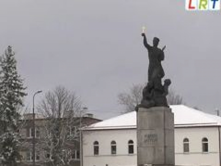 Demontēti luksofori pie Māras pieminekļa (video)