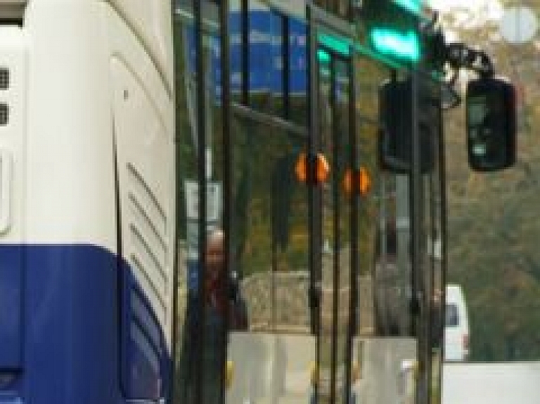 Sabiedriskā transporta šoferiem par radio klausīšanos būs jāmaksā