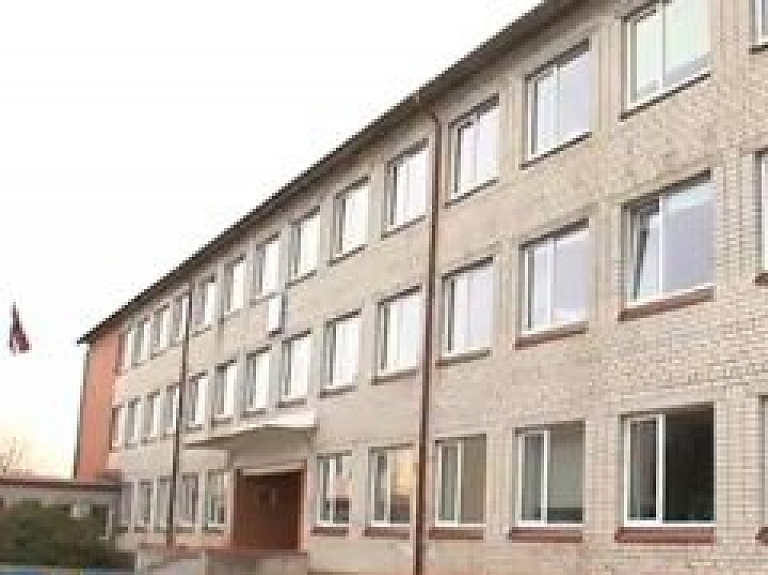 Dundagā skolniece sporta stundā salauž mugurkaulu (video)