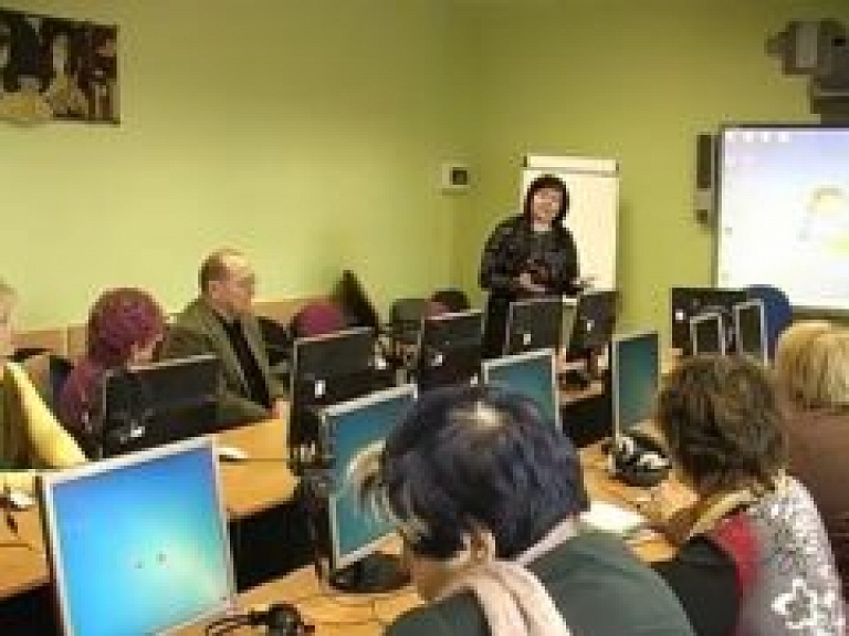 Jēkabpilieši pilnveido zināšanas interneta lietošanā (video)