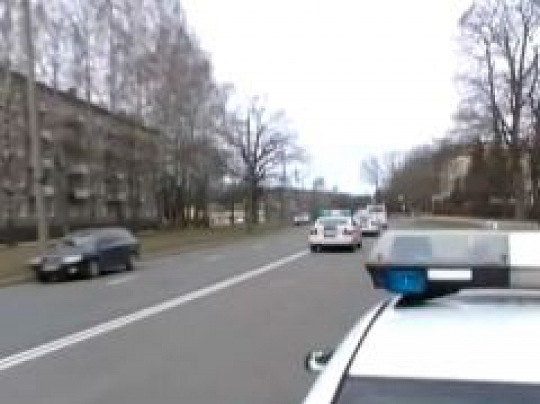 Rīgā autobraucēji ignorē operatīvo transportlīdzekļu tuvošanos (video)
