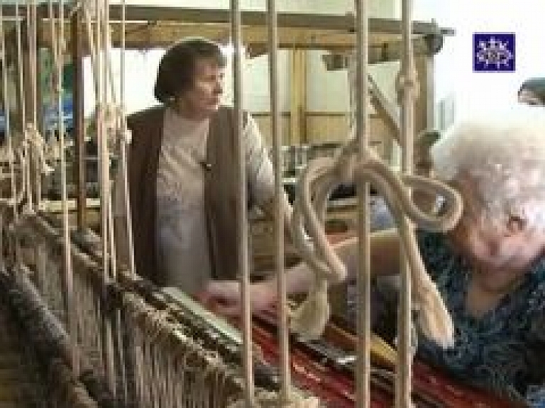 Strazdē mācīs aust lupatu deķus (video)