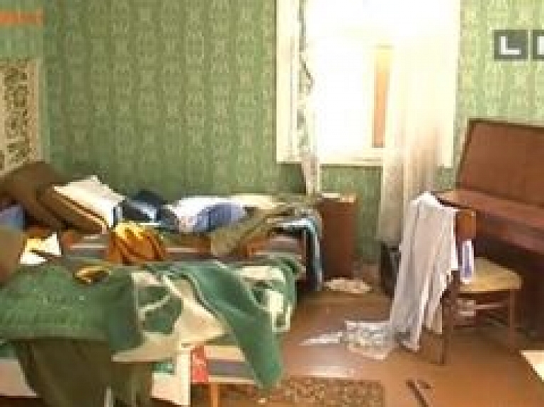 Rucavā mazgadīgi puikas izdemolē lauku māju (video)