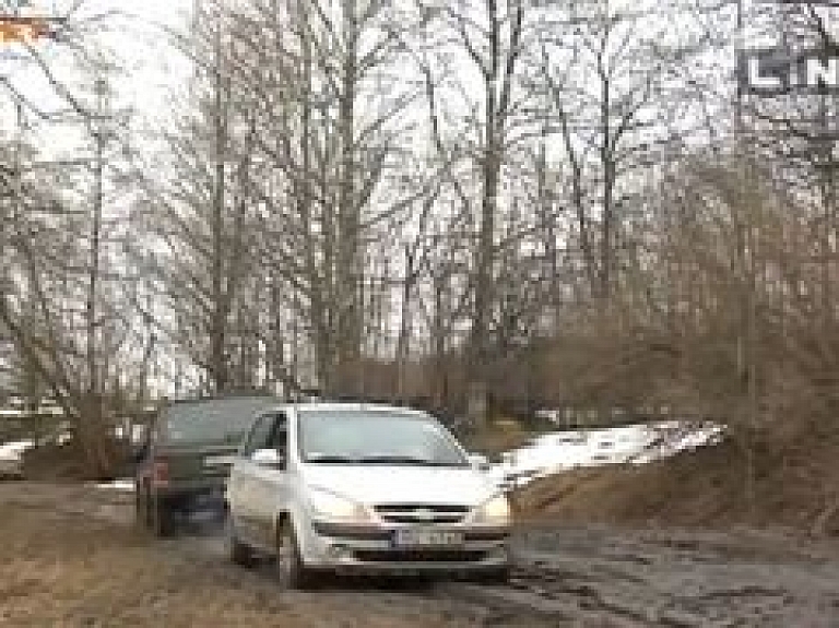 Vīķu pagastā ceļi slīgst dubļos (video)