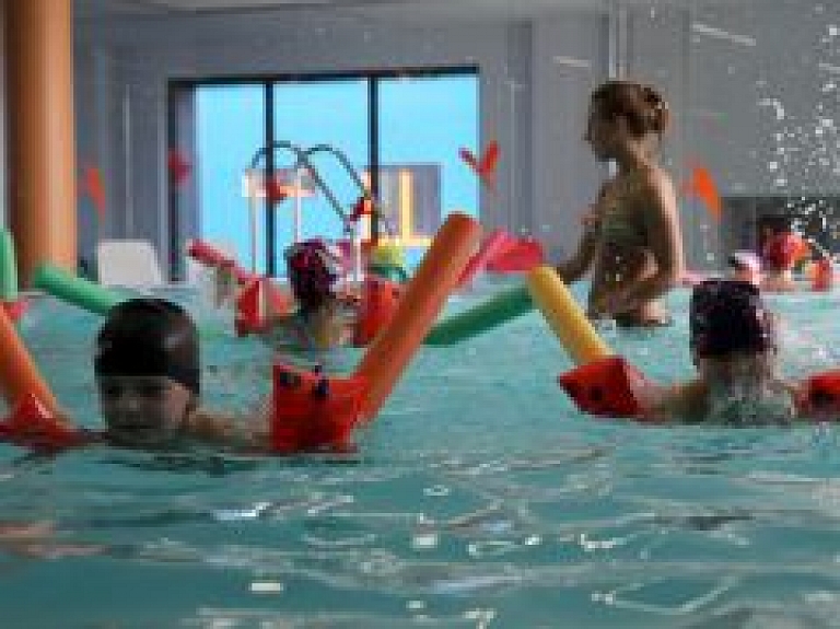 Liepājā bērndārznieki iepazīst ūdens priekus