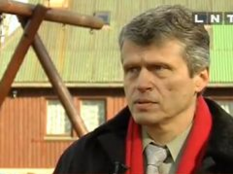Jūrmalniekam liek maksāt arī par kaimiņa īpašumu (video)