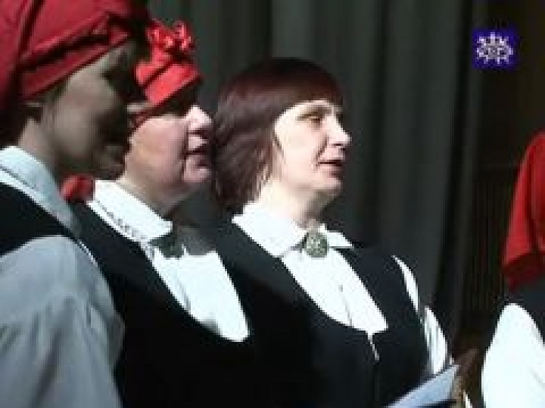 Laucienē Ziemeļkurzemes folkloras kopas dzied ziņģes (video)